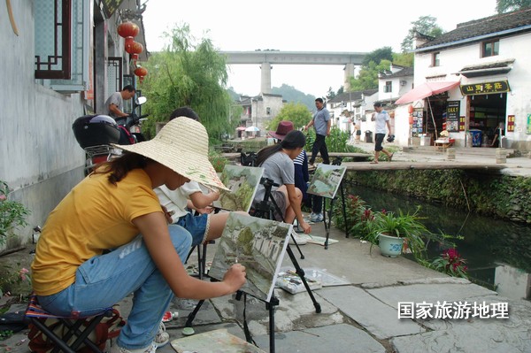 　　9月13日，座落在婺源縣秋口鎮(zhèn)李坑村“小橋、流水、人家”創(chuàng)作寫生基地的李坑章文灑店農(nóng)家樂。