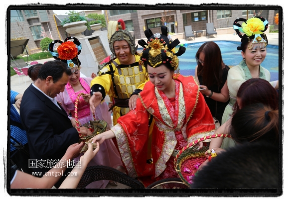 6月19日，端午節(jié)的前一天，甘肅平?jīng)鍪嗅轻紖^(qū)南山公園澳廈麗灣小區(qū)“邀請”唐朝被譽為四大美女之一的“楊貴妃”前來與市民見面，共度“端午佳節(jié)”。期間，“貴妃娘娘”由一名解說人員做向?qū)?，與小區(qū)居民一同游玩、賞景、互敬酒水、合影留念，并現(xiàn)場贈送大人小孩粽子、香包和糖果。