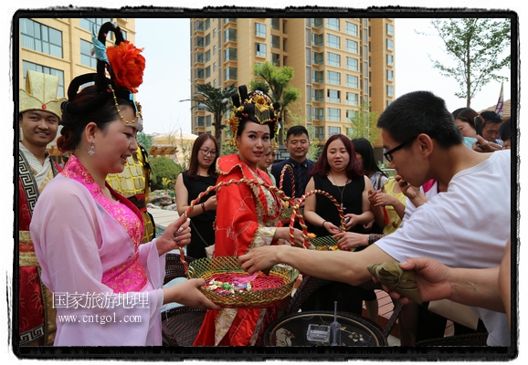 6月19日，端午節(jié)的前一天，甘肅平?jīng)鍪嗅轻紖^(qū)南山公園澳廈麗灣小區(qū)“邀請”唐朝被譽為四大美女之一的“楊貴妃”前來與市民見面，共度“端午佳節(jié)”。期間，“貴妃娘娘”由一名解說人員做向?qū)?，與小區(qū)居民一同游玩、賞景、互敬酒水、合影留念，并現(xiàn)場贈送大人小孩粽子、香包和糖果。