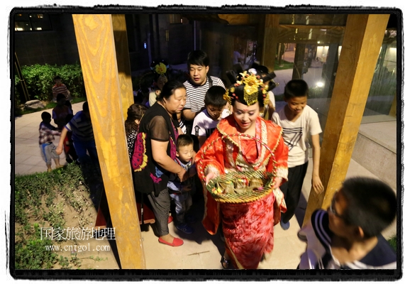 6月19日，端午節(jié)的前一天，甘肅平?jīng)鍪嗅轻紖^(qū)南山公園澳廈麗灣小區(qū)“邀請”唐朝被譽為四大美女之一的“楊貴妃”前來與市民見面，共度“端午佳節(jié)”。期間，“貴妃娘娘”由一名解說人員做向?qū)?，與小區(qū)居民一同游玩、賞景、互敬酒水、合影留念，并現(xiàn)場贈送大人小孩粽子、香包和糖果。