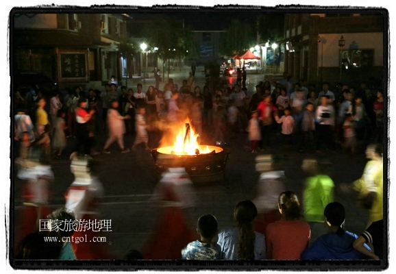 甘肅平?jīng)鍪嗅轻脊沛?zhèn)舉辦了篝火晚會(huì)，1000余名市民參與其中，大家載歌載舞，在歡快熱鬧的氣氛中為每一位父親送祝福。父親節(jié)（Father's Day），顧名思義是感恩父親的節(jié)日。約始于二十世紀(jì)初，起源于美國(guó)，現(xiàn)已廣泛流傳于世界各地，節(jié)日日期因地域而存在差異。