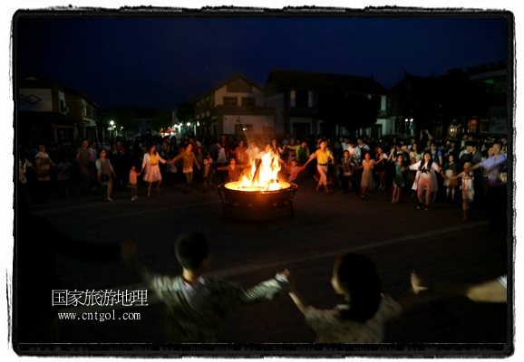 甘肅平?jīng)鍪嗅轻脊沛?zhèn)舉辦了篝火晚會(huì)，1000余名市民參與其中，大家載歌載舞，在歡快熱鬧的氣氛中為每一位父親送祝福。父親節(jié)（Father's Day），顧名思義是感恩父親的節(jié)日。約始于二十世紀(jì)初，起源于美國(guó)，現(xiàn)已廣泛流傳于世界各地，節(jié)日日期因地域而存在差異。