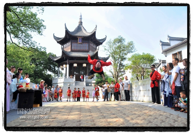 6月20日，小朋友們和中國武術(shù)愛好者們在江西省婺源縣熹園景區(qū)表演中國傳統(tǒng)的中國武術(shù)功夫，吸引許多游人前來駐足觀看。當(dāng)日是中國傳統(tǒng)的端午節(jié)，江西省婺源縣的中國武術(shù)愛好者們通過表演中國武術(shù)功夫，打太極，表演了少林棍、硬氣功、自選拳等少林寺功夫，讓孩子們從小學(xué)習(xí)中國武術(shù)，傳承中國武德，感受先人過端午的氛圍。