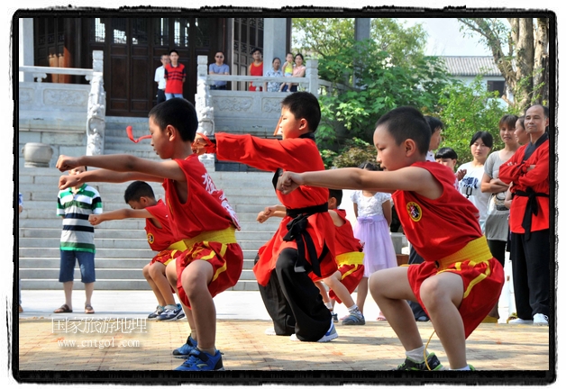 6月20日，小朋友們和中國武術(shù)愛好者們在江西省婺源縣熹園景區(qū)表演中國傳統(tǒng)的中國武術(shù)功夫，吸引許多游人前來駐足觀看。當(dāng)日是中國傳統(tǒng)的端午節(jié)，江西省婺源縣的中國武術(shù)愛好者們通過表演中國武術(shù)功夫，打太極，表演了少林棍、硬氣功、自選拳等少林寺功夫，讓孩子們從小學(xué)習(xí)中國武術(shù)，傳承中國武德，感受先人過端午的氛圍。
