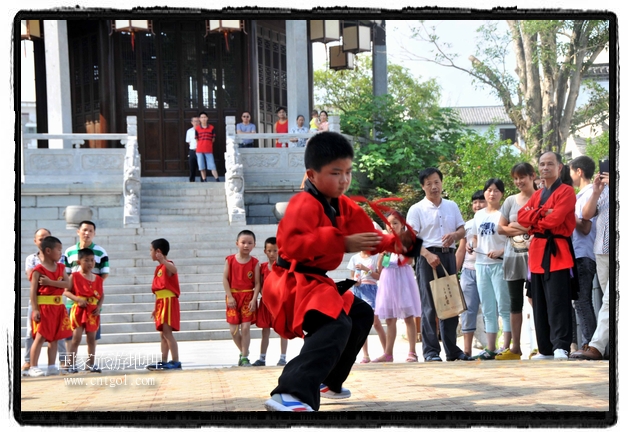 6月20日，小朋友們和中國武術(shù)愛好者們在江西省婺源縣熹園景區(qū)表演中國傳統(tǒng)的中國武術(shù)功夫，吸引許多游人前來駐足觀看。當(dāng)日是中國傳統(tǒng)的端午節(jié)，江西省婺源縣的中國武術(shù)愛好者們通過表演中國武術(shù)功夫，打太極，表演了少林棍、硬氣功、自選拳等少林寺功夫，讓孩子們從小學(xué)習(xí)中國武術(shù)，傳承中國武德，感受先人過端午的氛圍。