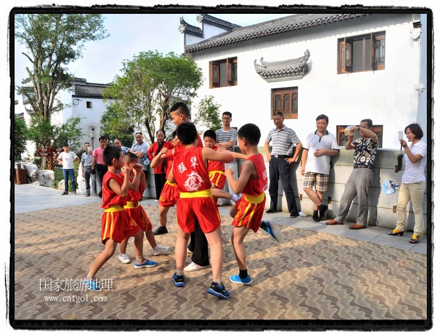 6月20日，小朋友們和中國武術(shù)愛好者們在江西省婺源縣熹園景區(qū)表演中國傳統(tǒng)的中國武術(shù)功夫，吸引許多游人前來駐足觀看。當(dāng)日是中國傳統(tǒng)的端午節(jié)，江西省婺源縣的中國武術(shù)愛好者們通過表演中國武術(shù)功夫，打太極，表演了少林棍、硬氣功、自選拳等少林寺功夫，讓孩子們從小學(xué)習(xí)中國武術(shù)，傳承中國武德，感受先人過端午的氛圍。