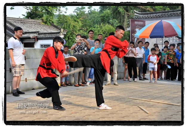6月20日，小朋友們和中國武術(shù)愛好者們在江西省婺源縣熹園景區(qū)表演中國傳統(tǒng)的中國武術(shù)功夫，吸引許多游人前來駐足觀看。當(dāng)日是中國傳統(tǒng)的端午節(jié)，江西省婺源縣的中國武術(shù)愛好者們通過表演中國武術(shù)功夫，打太極，表演了少林棍、硬氣功、自選拳等少林寺功夫，讓孩子們從小學(xué)習(xí)中國武術(shù)，傳承中國武德，感受先人過端午的氛圍。