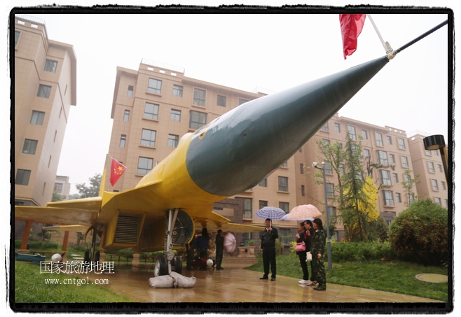 小區(qū)突然出現(xiàn)“飛機(jī)坦克”，其中殲15艦載戰(zhàn)斗機(jī)一架、99式主戰(zhàn)坦克一輛、武直-10武裝直升機(jī)一架，吸引了眾多市民雨中圍觀、合影。