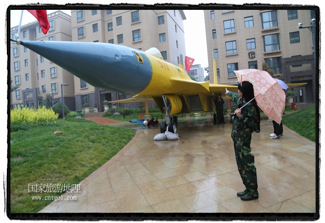 小區(qū)突然出現(xiàn)“飛機(jī)坦克”，其中殲15艦載戰(zhàn)斗機(jī)一架、99式主戰(zhàn)坦克一輛、武直-10武裝直升機(jī)一架，吸引了眾多市民雨中圍觀、合影。