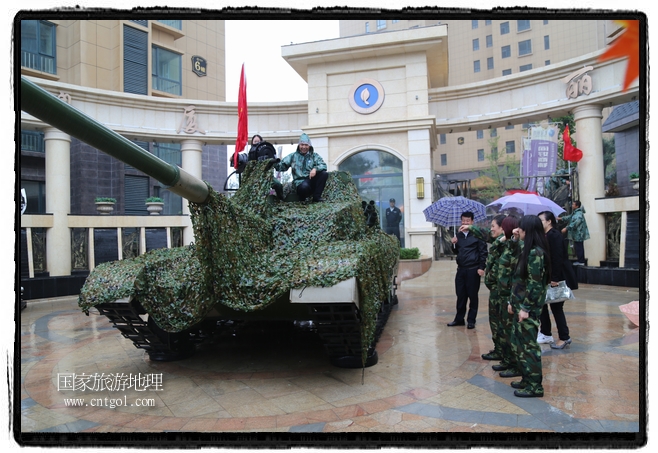 小區(qū)突然出現(xiàn)“飛機(jī)坦克”，其中殲15艦載戰(zhàn)斗機(jī)一架、99式主戰(zhàn)坦克一輛、武直-10武裝直升機(jī)一架，吸引了眾多市民雨中圍觀、合影。