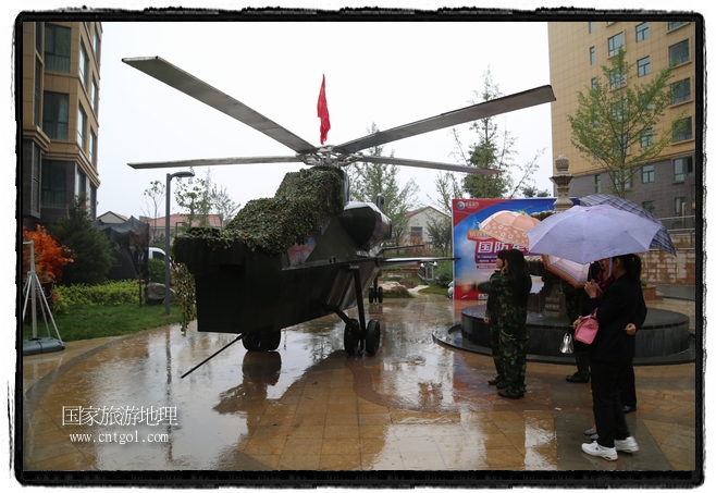 小區(qū)突然出現(xiàn)“飛機(jī)坦克”，其中殲15艦載戰(zhàn)斗機(jī)一架、99式主戰(zhàn)坦克一輛、武直-10武裝直升機(jī)一架，吸引了眾多市民雨中圍觀、合影。