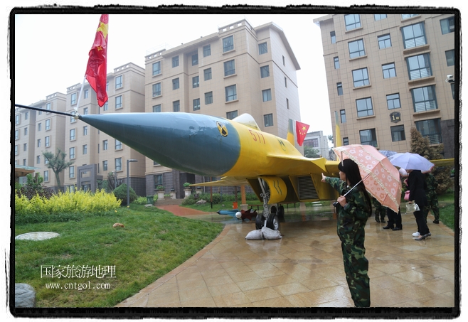 小區(qū)突然出現(xiàn)“飛機(jī)坦克”，其中殲15艦載戰(zhàn)斗機(jī)一架、99式主戰(zhàn)坦克一輛、武直-10武裝直升機(jī)一架，吸引了眾多市民雨中圍觀、合影。