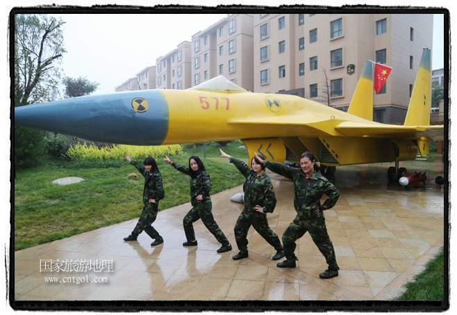 小區(qū)突然出現(xiàn)“飛機(jī)坦克”，其中殲15艦載戰(zhàn)斗機(jī)一架、99式主戰(zhàn)坦克一輛、武直-10武裝直升機(jī)一架，吸引了眾多市民雨中圍觀、合影。