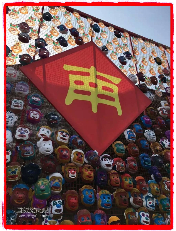 中國(guó)規(guī)模最大的猴面具彩繪在南潯古鎮(zhèn)展示。猴子真是今年最紅的動(dòng)物。 