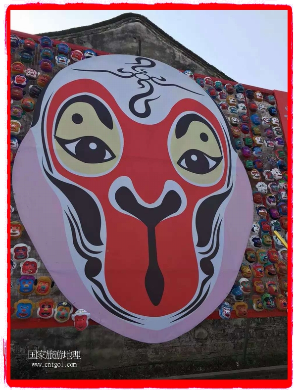 中國(guó)規(guī)模最大的猴面具彩繪在南潯古鎮(zhèn)展示。猴子真是今年最紅的動(dòng)物。 