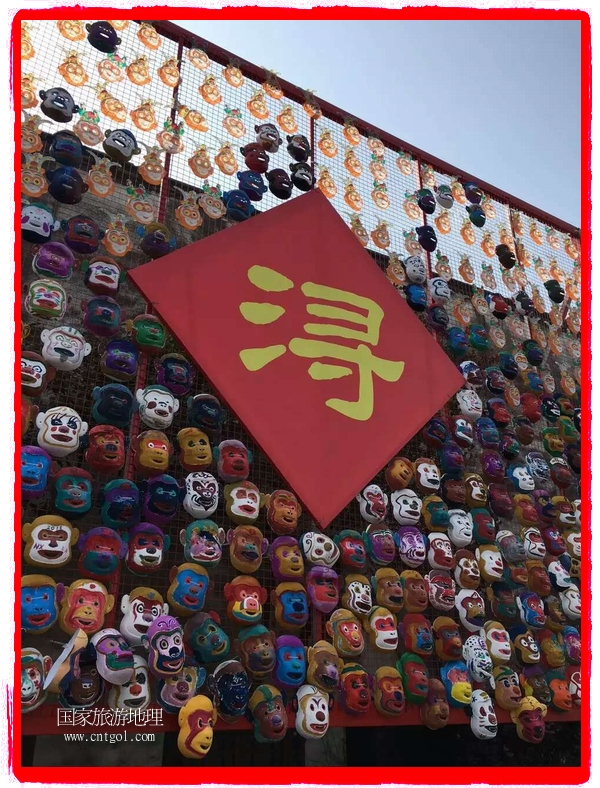 中國(guó)規(guī)模最大的猴面具彩繪在南潯古鎮(zhèn)展示。猴子真是今年最紅的動(dòng)物。 