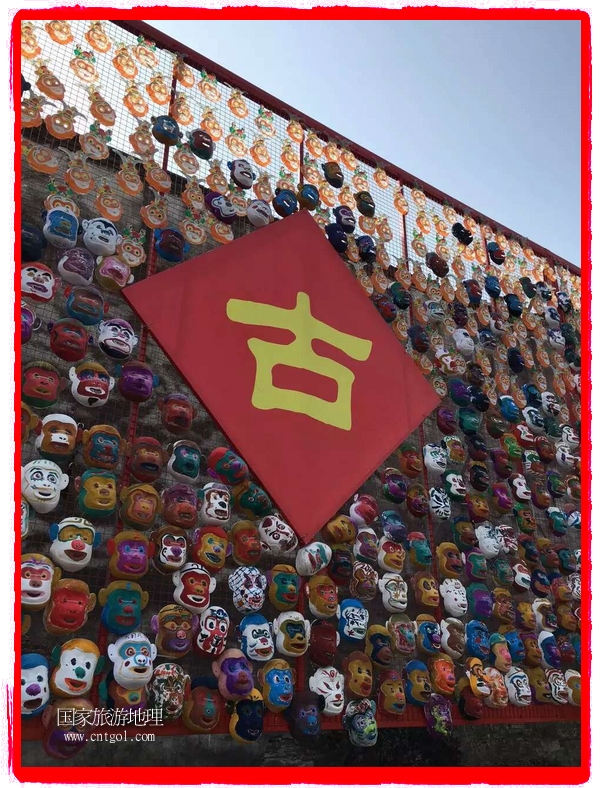 中國(guó)規(guī)模最大的猴面具彩繪在南潯古鎮(zhèn)展示。猴子真是今年最紅的動(dòng)物。 
