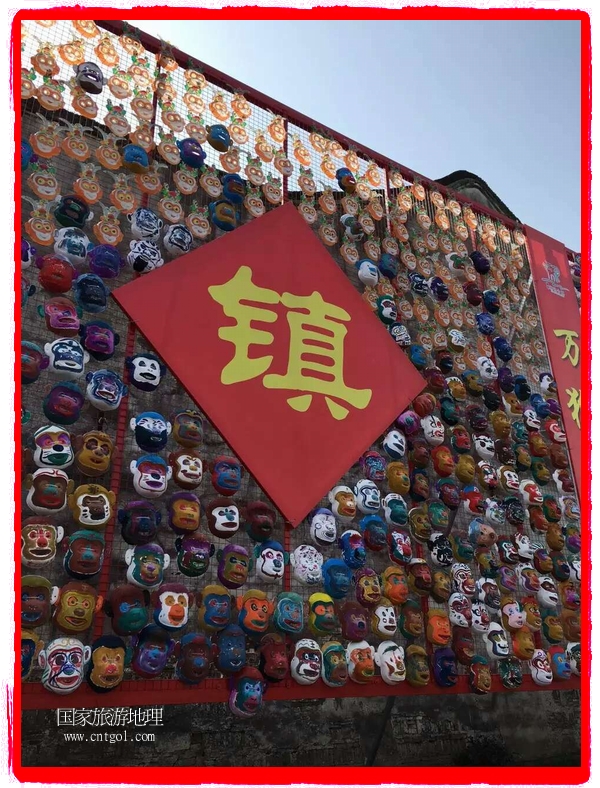 中國(guó)規(guī)模最大的猴面具彩繪在南潯古鎮(zhèn)展示。猴子真是今年最紅的動(dòng)物。 