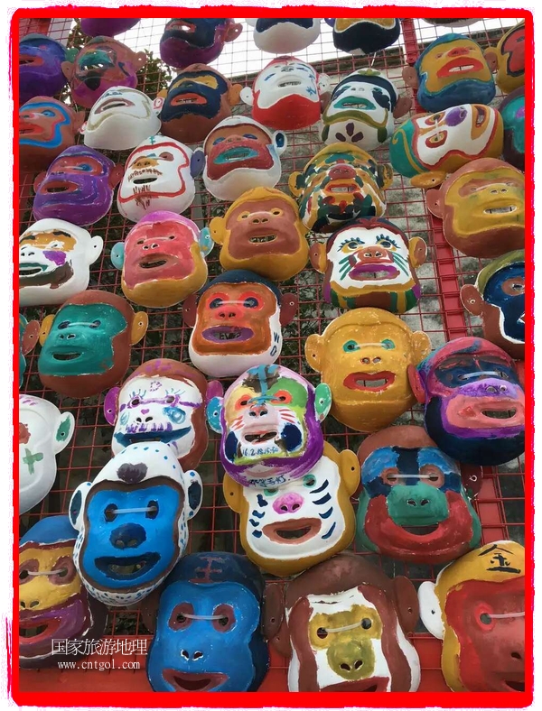 中國(guó)規(guī)模最大的猴面具彩繪在南潯古鎮(zhèn)展示。猴子真是今年最紅的動(dòng)物。 