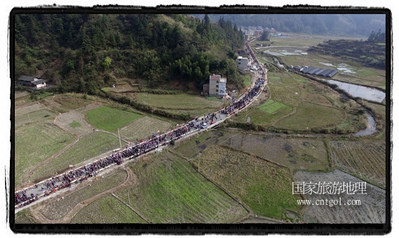 1700桌合攏宴，總長(zhǎng)3.7公里，10380人同桌就餐，創(chuàng)歷史之最